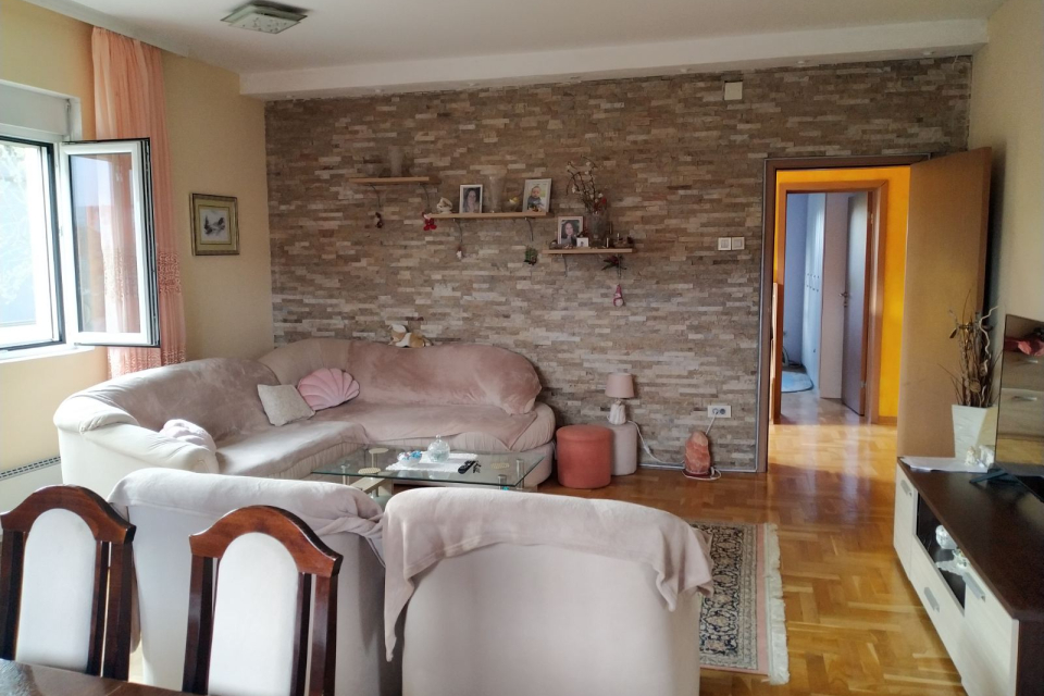 Na prodaju kuća u Surčinu 265m2, dvorište 439m2 | Maja Nekretnine