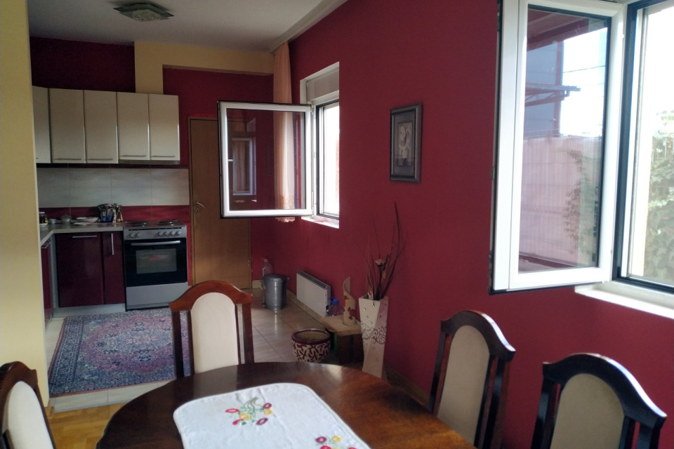 Na prodaju kuća u Surčinu 265m2, dvorište 439m2 | Maja Nekretnine