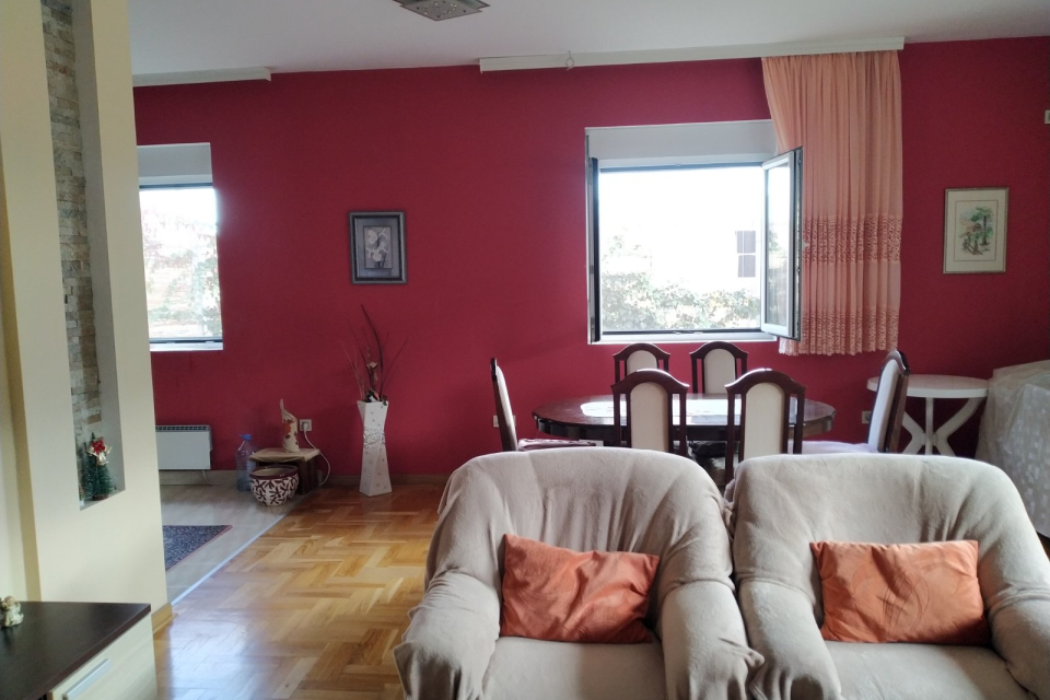Na prodaju kuća u Surčinu 265m2, dvorište 439m2 | Maja Nekretnine