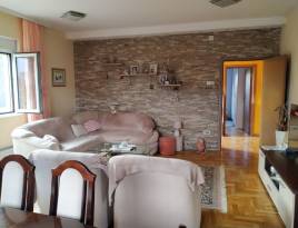 Na prodaju kuća u Surčinu 265m2, dvorište 439m2 | Maja Nekretnine
